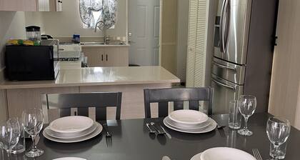 Beautiful House Less Than 5 Mins Away From Beach and Pool