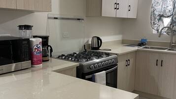 Réfrigérateur, micro-ondes, four, cafetiÚre/bouilloire