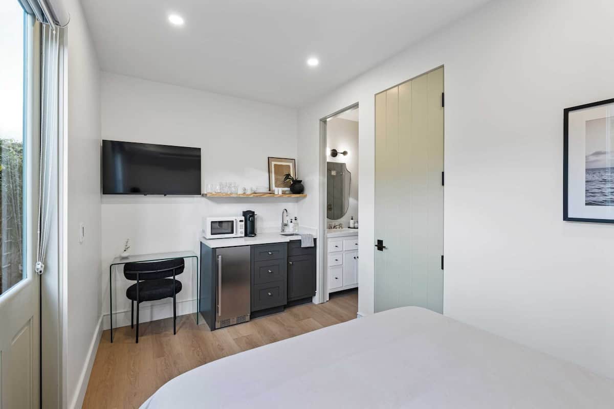 Monolocale Premium, 1 letto queen, angolo cottura | 1 camera, biancheria da letto di alta qualità, una scrivania