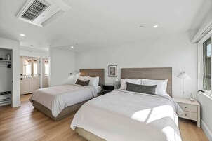 Suíte estúdio executiva, 2 camas Queen, cozinha americana | Roupas de cama premium, espaço de trabalho para notebook