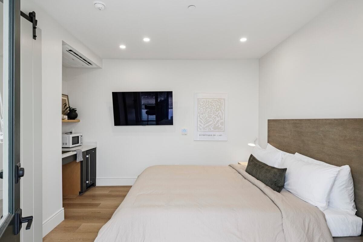 Luxury Apartment, 1 King Bed, Kitchenette | Premium bedding, desk, laptop workspace, blackout drapes