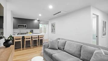 Appartamento Luxury, camere multiple, cucina, vista montagna | Area soggiorno | Smart TV