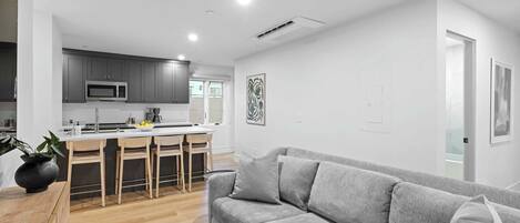 Luxury-Apartment, Mehrere Schlafzimmer, Küche, Bergblick | Wohnbereich | Smart-TV