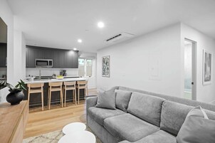 Apartamento superluxo, vários quartos, cozinha, vista para a montanha | Área de estar | Smart TV