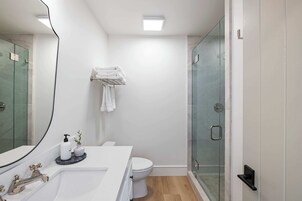 Estúdio executivo, 1 cama Queen, cozinha americana, no canto | Banheiro | Secador de cabelo, toalhas de banho, sabonete, shampoo