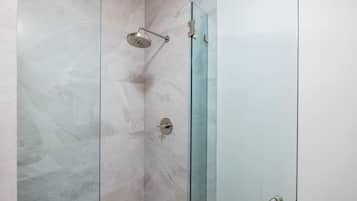 Apartemen (1 Bedroom) | Kamar mandi | Perlengkapan kamar mandi ramah lingkungan, pengering rambut, dan handuk