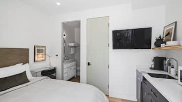 Apartemen (1 Bedroom) | Seprai premium, ruang kerja ramah laptop, dan tirai kedap cahaya
