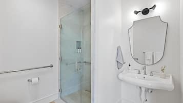 Apartment (1 Bedroom) | Bathroom | Eco-friendly toiletries, hair dryer, towels, soap