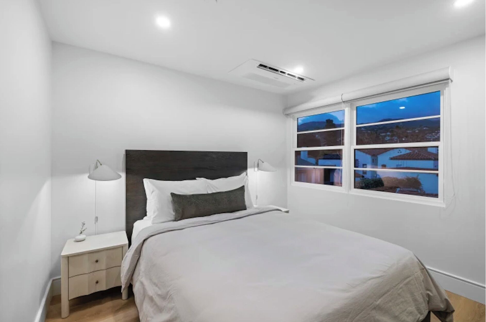 Luxury Apartment, Multiple Bedrooms, Kitchen, Mountain View | Premium bedding, desk, laptop workspace, blackout drapes