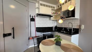 Geladeira, micro-ondas, cooktop, cafeteira/chaleira