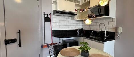 Réfrigérateur, micro-ondes, plaque de cuisson, cafetiÚre/bouilloire