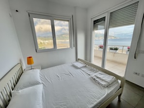 2 habitaciones, tabla de planchar con plancha y cuna de viaje