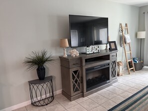 Smart TV, fireplace, books - 2 BR/2.5 bath Townhouse with Beachviews! Beach Towels & Beach Chairs provided.  (Panama City Beach)