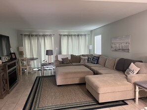 Smart TV, chimenea y libros 