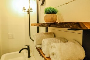 Shower, hair dryer, towels - Modern, luxurious cabin in the woods - 20 (Freeport)