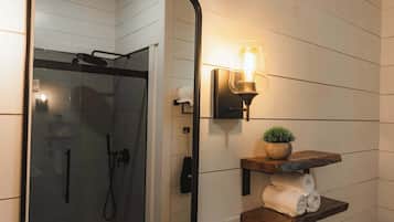Een douche, een haardroger, handdoeken, shampoo