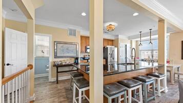 Coffee/tea maker, cookware/dishes/utensils