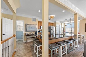 Een koffiezetapparaat/waterkoker, kookgerei, borden en bestek