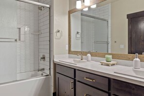 Douche, séchoir à cheveux, serviettes fournies