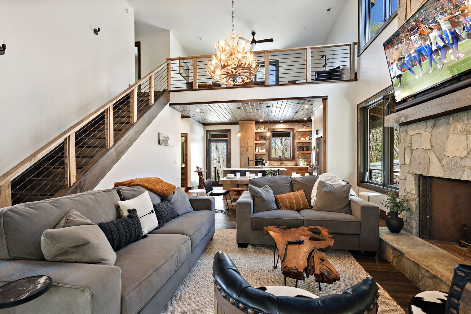 テレビ、暖炉、テーブルサッカー台