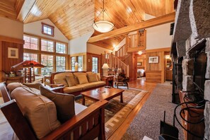 تلفزيون، مدفأة، مشغل دي في دي، كُتُب