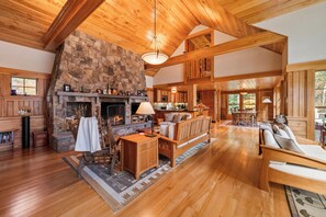 Televisie, een open haard, een dvd-speler en boeken