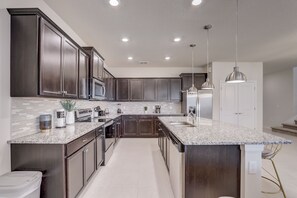 Kjøleskap, mikrobølgeovn, ovn og kokeplater