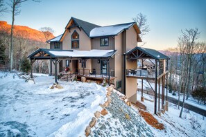 Exterior - Ambience Lodge at Eagles Nest! 6 bedroom, 5.5 bathroom, Luxury Home With Hot Tub and Fireplace (Banner Elk)