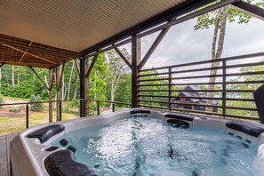 Outdoor spa tub - Ambience Lodge at Eagles Nest! 6 bedroom, 5.5 bathroom, Luxury Home With Hot Tub and Fireplace (Banner Elk)