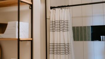 Douche, sĂšche-cheveux, serviettes fournies