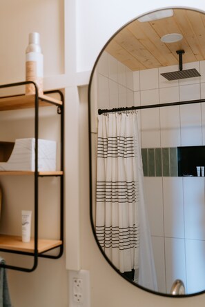 Douche, sèche-cheveux, serviettes fournies