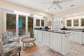 冷蔵庫、電子レンジ、オーブン、コンロ