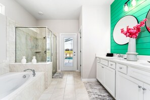 Badewanne, Haartrockner, Handtücher