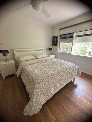 4 bedrooms, internet, bed sheets - Creek Front House (Valley View)