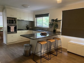 Kühlschrank, Mikrowelle, Ofen, Geschirrspüler