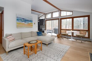 Smart TV, fireplace - Treehouse Escape in Lake Naomi - Pet Friendly (Pocono Pines)