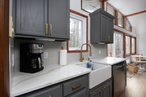 Fridge, microwave, oven, stovetop - Treehouse Escape in Lake Naomi - Pet Friendly (Pocono Pines)