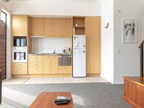 Fridge, microwave, oven, stovetop - Roomy Loft with Free Parking by Zodiak Stays (Auckland)