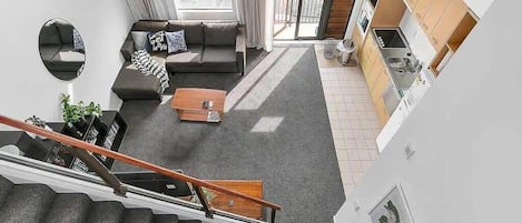 Televisio, videopelejä, työhuone