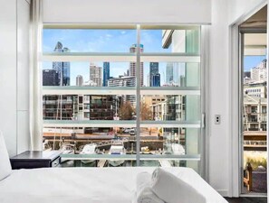 2 bedrooms, desk, iron/ironing board, WiFi