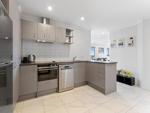 Fridge, microwave, oven, stovetop - Eden Terrace 2 Bedroom Free Parking I Zodiak Stays (Auckland)