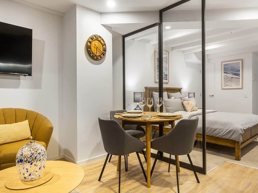 1 室のベッドルーム、デスク、アイロン / アイロン台、WiFi (無料)