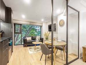 Un salon moderne avec un canapé, une table basse et un coin repas.