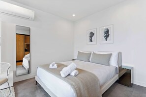 Desk, iron/ironing board, WiFi, bed sheets