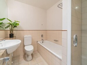 Baignoire, sèche-cheveux, serviettes fournies, savon