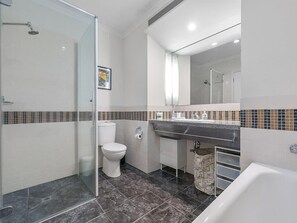 Dusche, Haartrockner, Handtücher, Shampoo