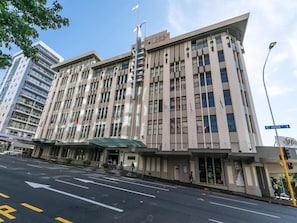 A multi-story hotel with a prominent entrance, large windows, and a flat roof. - CBD Escape with Pool Near Sky Tower by Zodiak (Auckland)