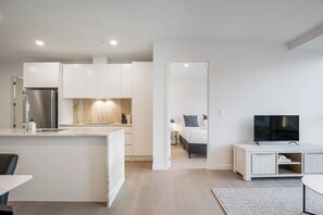 A modern apartment with a kitchen, a dining area, a living room, and a bedroom. - Modern Bright Central Apartment by Zodiak Stays (Auckland)