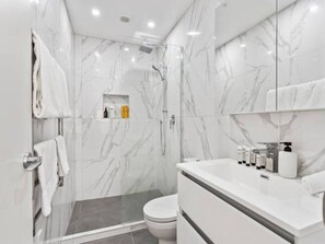 Badewanne, Haartrockner, Handtücher, Shampoo