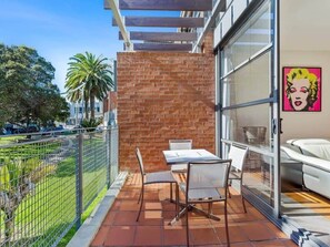 Outdoor dining - Sleek Modern Pad next to Spark Arena: Zodiak Stays (Auckland)